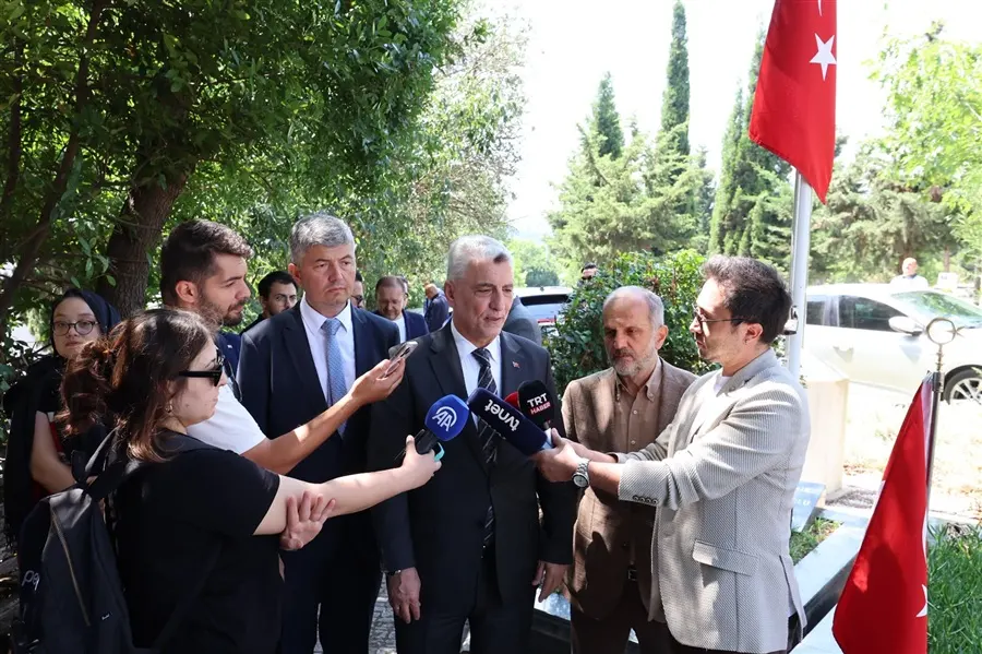 Ticaret Bakanı Bolat, Çengelköy Mezarlığı'nda 15 Temmuz Şehitlerinin Kabirlerini Ziyaret Etti - Ankara gümrük müşavirliği ve dış ticaret rehberi